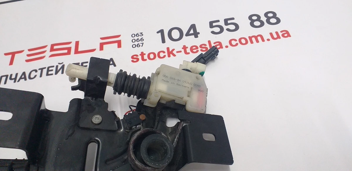 7 Замок капота на дві петлі (передній) Tesla model S 6007572-00-E