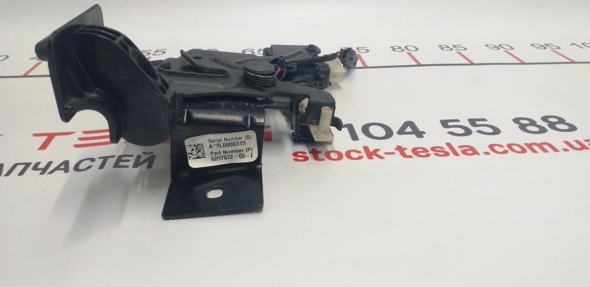 7 Замок капота на дві петлі (передній) Tesla model S 6007572-00-E