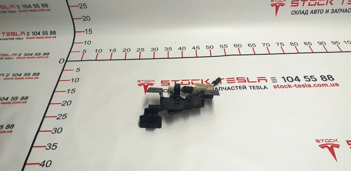 7 Замок капота на дві петлі (передній) Tesla model S 6007572-00-E