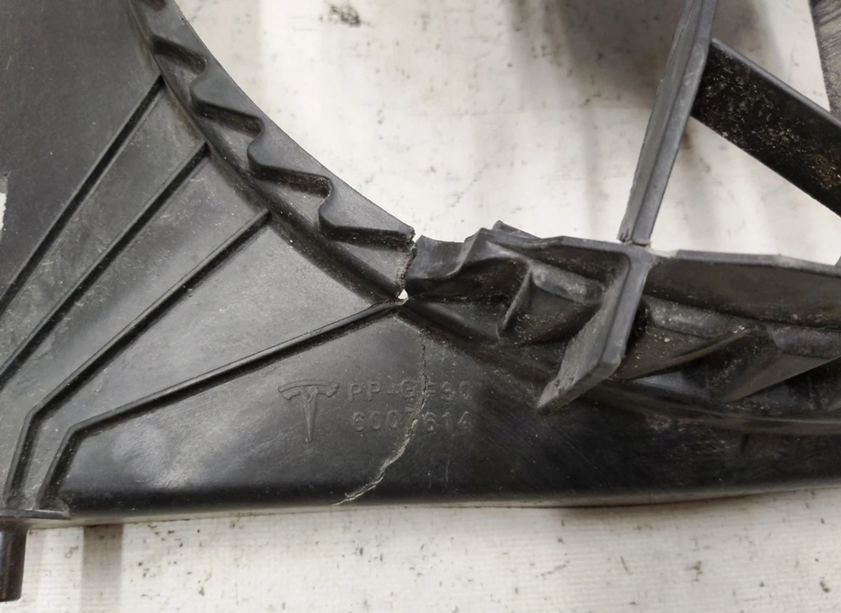 5 Корпус вентилятора лівого кондиціонера з пошкодженням Tesla model S, model S REST 6007614-00-D