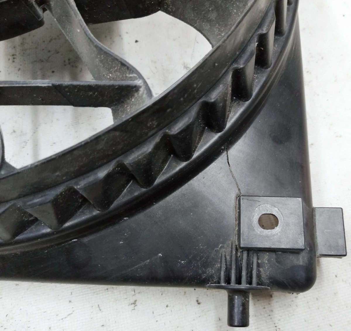 5 Корпус вентилятора лівого кондиціонера з пошкодженням Tesla model S, model S REST 6007614-00-D