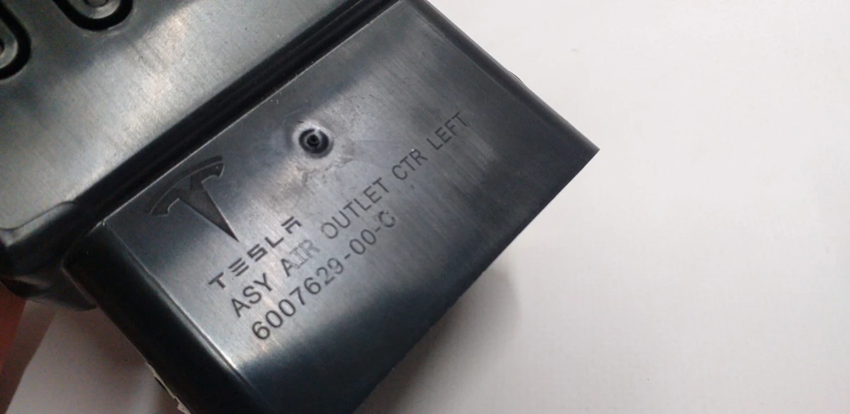 Повітропровід центральної панелі водійський правий Tesla model S, model S REST, model X 1096878-00-B