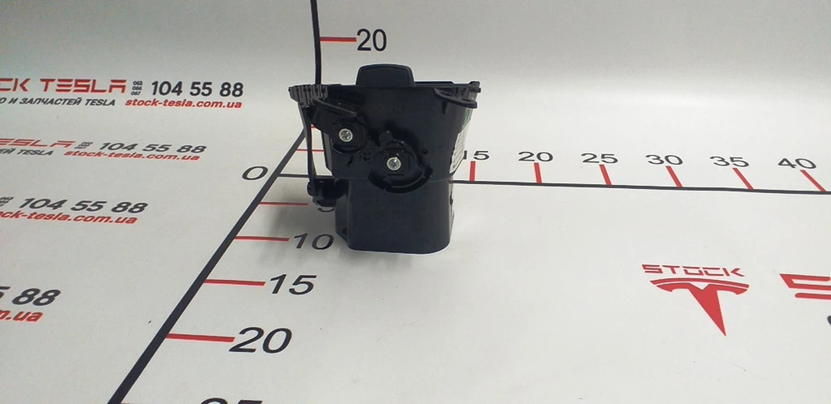 Повітропровід центральної панелі водійський правий Tesla model S, model S REST, model X 1096878-00-B