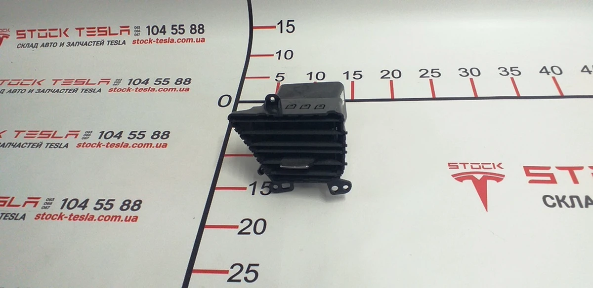 Повітропровід центральної панелі водійський правий Tesla model S, model S REST, model X 1096878-00-B