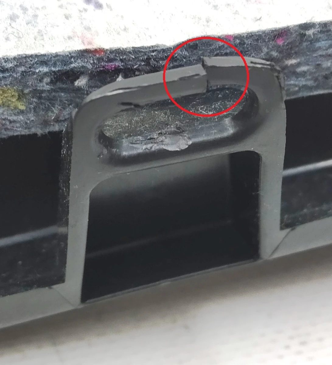 22 Накладка нижняя инструментальной панели правая с повреждением Tesla model S, model S REST 1016343-00-B