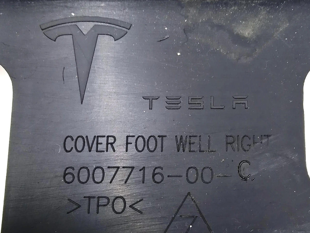 22 Накладка нижняя инструментальной панели правая с повреждением Tesla model S, model S REST 1016343-00-B