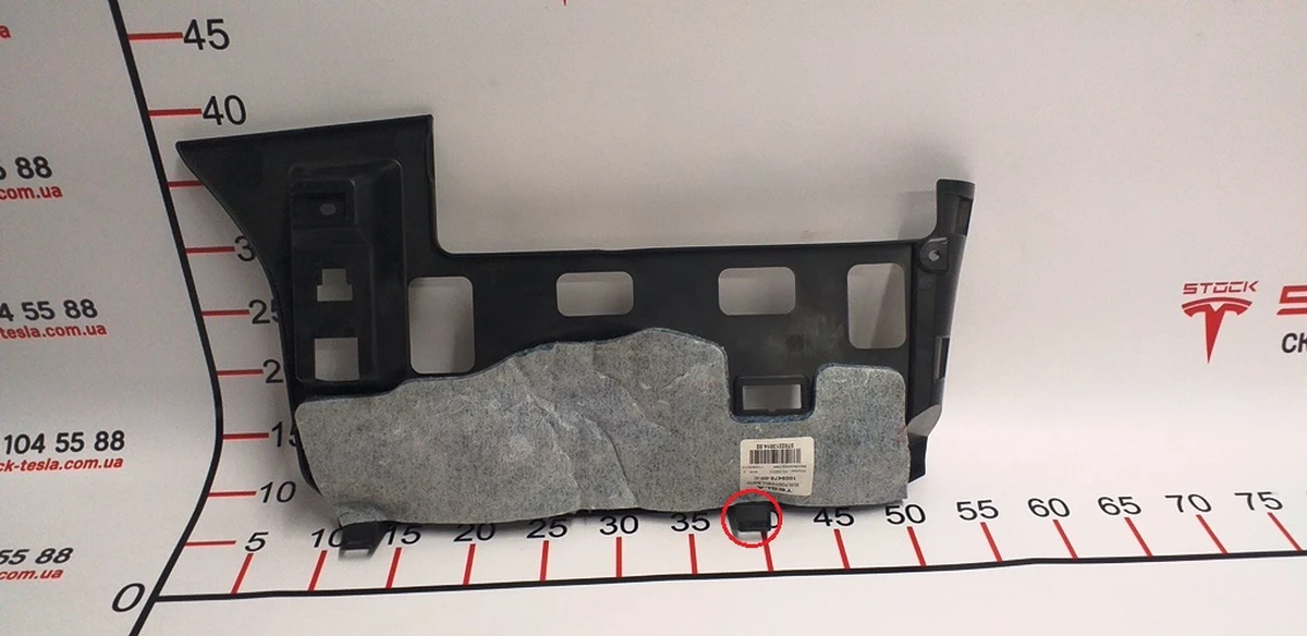 22 Накладка нижняя инструментальной панели правая с повреждением Tesla model S, model S REST 1016343-00-B