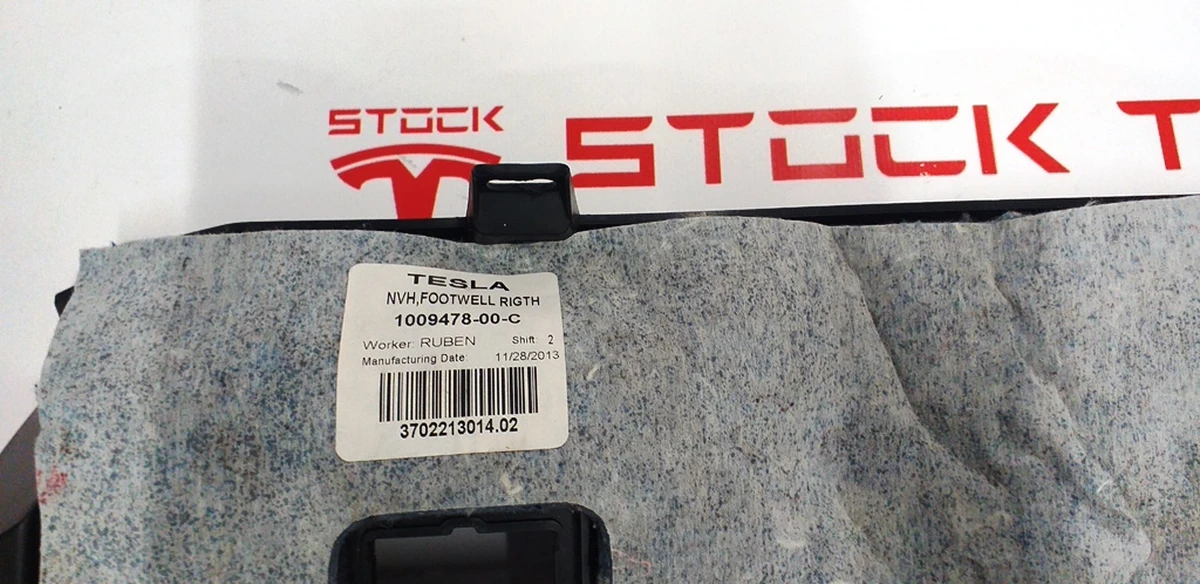22 Накладка нижняя инструментальной панели правая с повреждением Tesla model S, model S REST 1016343-00-B