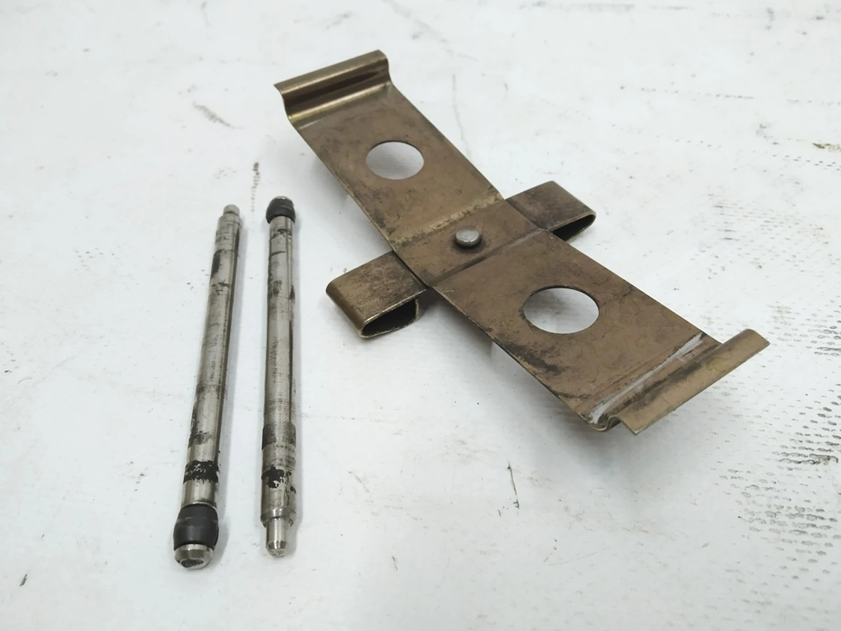 8 Комплект скобы прижимной и штифтов тормозного суппорта переднего BREMBO Tesla Model S, Model S REST, Model X 6008115-00-A