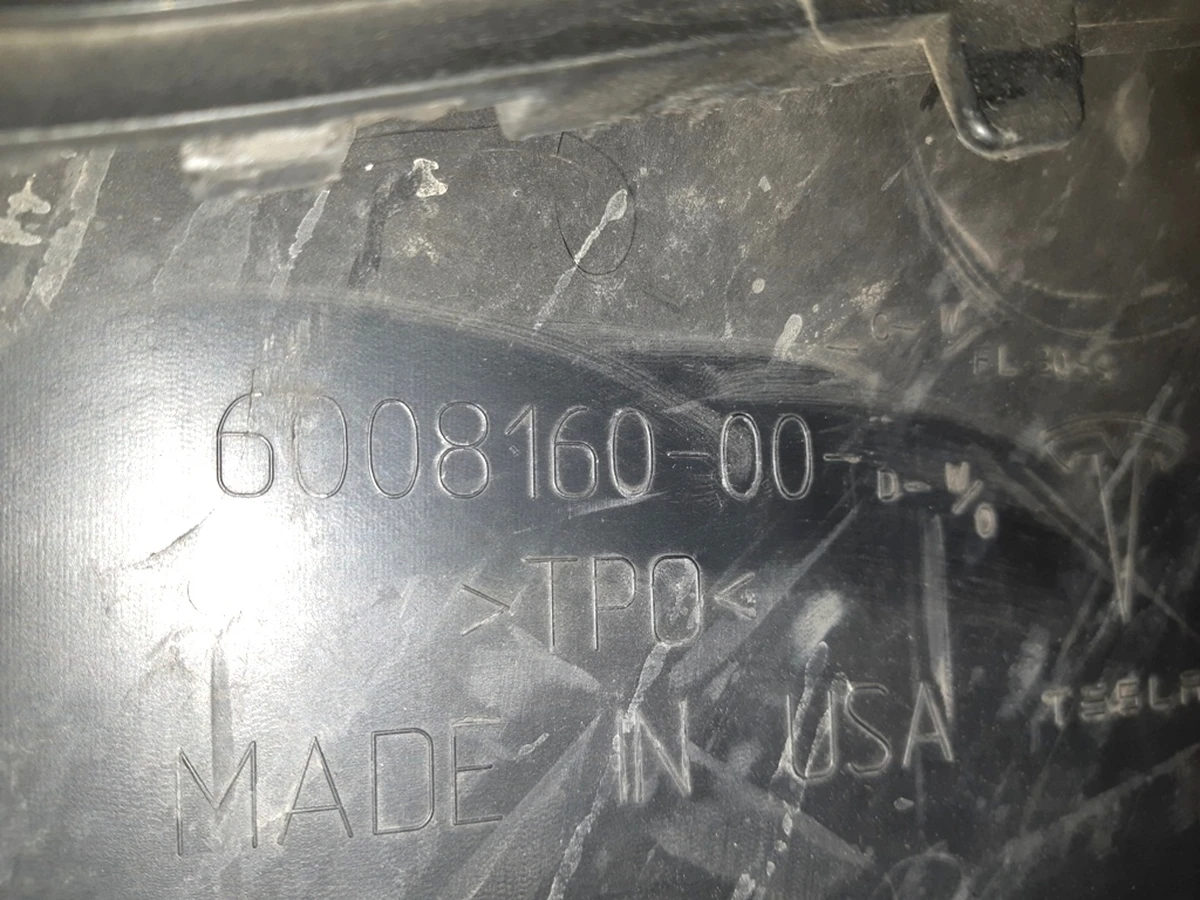 8 Накладка переднього бампера нижня (губа) з пошкодженням Tesla model S 6008160-00-D