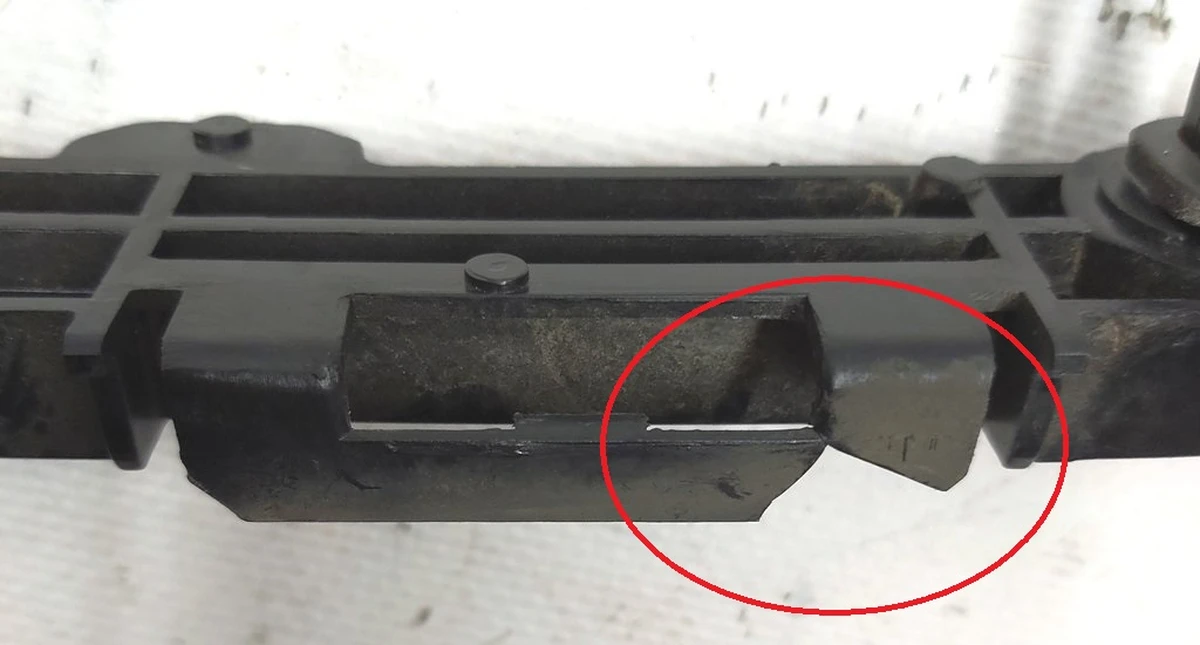 5 Кронштейн кріплення заднього бампера правий з ушкодженнями Tesla model S, model S REST 1091987-00-C