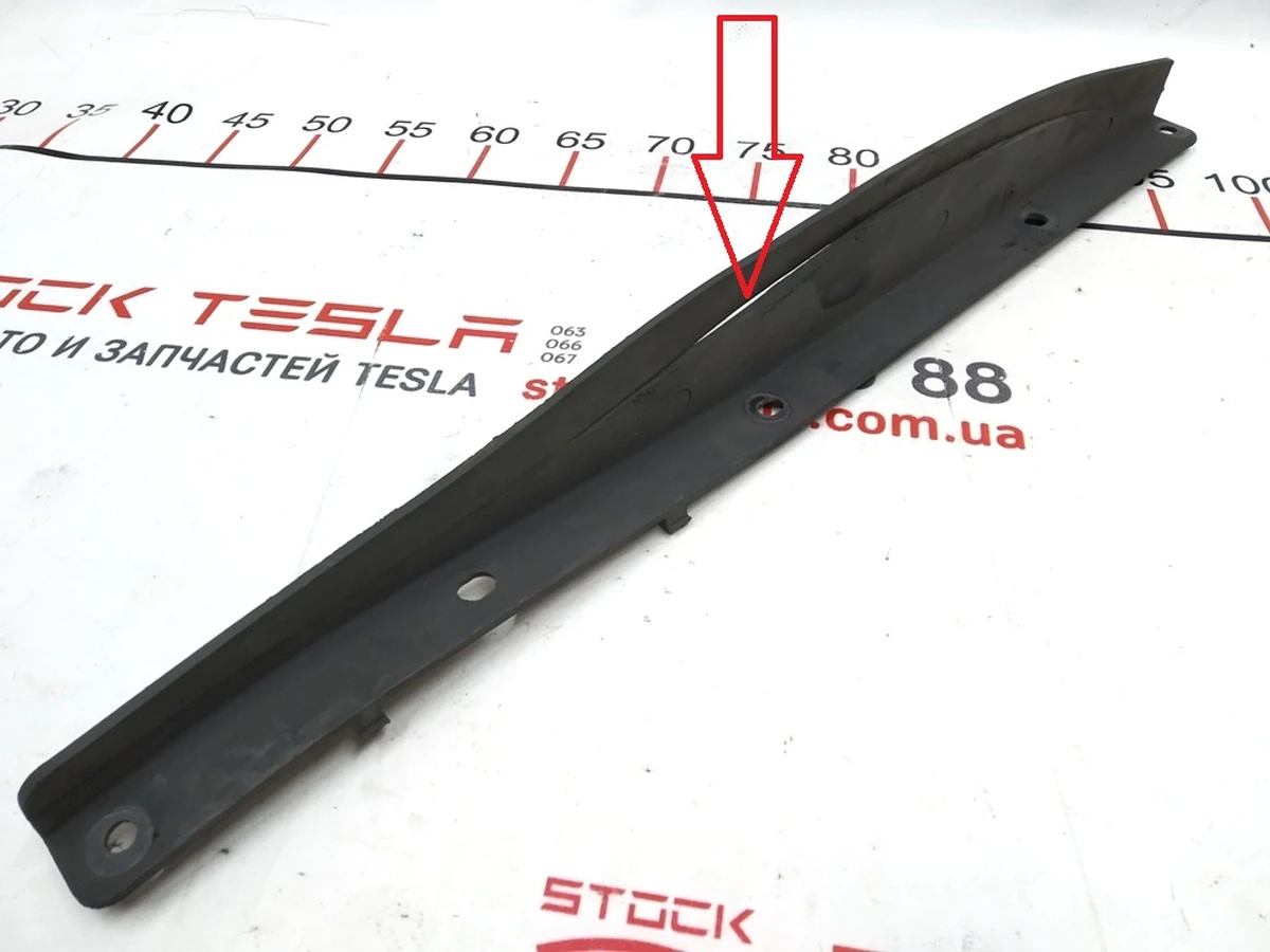 4 Aero shield outer strake - LH Tesla Model S 6008184-00-D