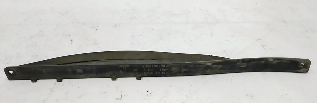 5 Задній молдинг (плавник) захисту двигуна правий малий з ушкодженнями Tesla model S 6008187-00-D