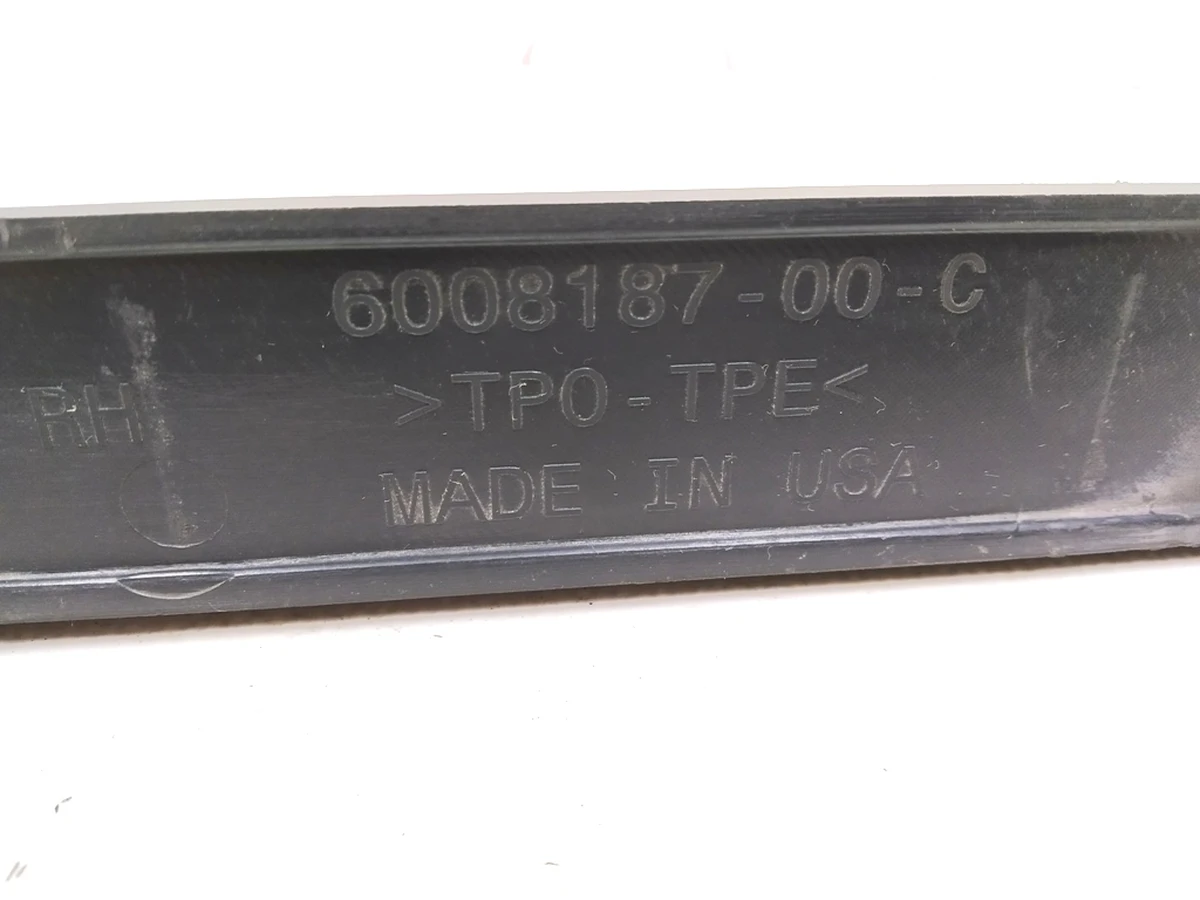 3 Задній молдинг (плавник) захисту двигуна правий довгий Tesla Model S 6008187-00-D