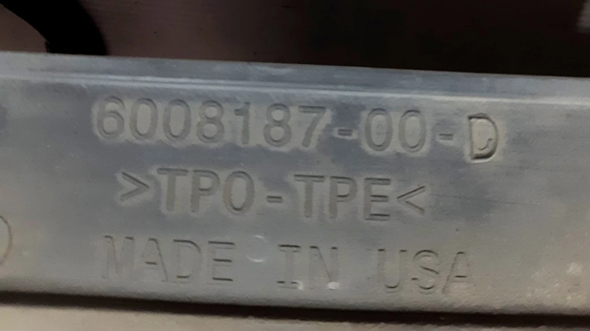 3 Задний молдинг (плавник) защиты двигателя правый длинный с повреждением Tesla model S 6008187-00-D