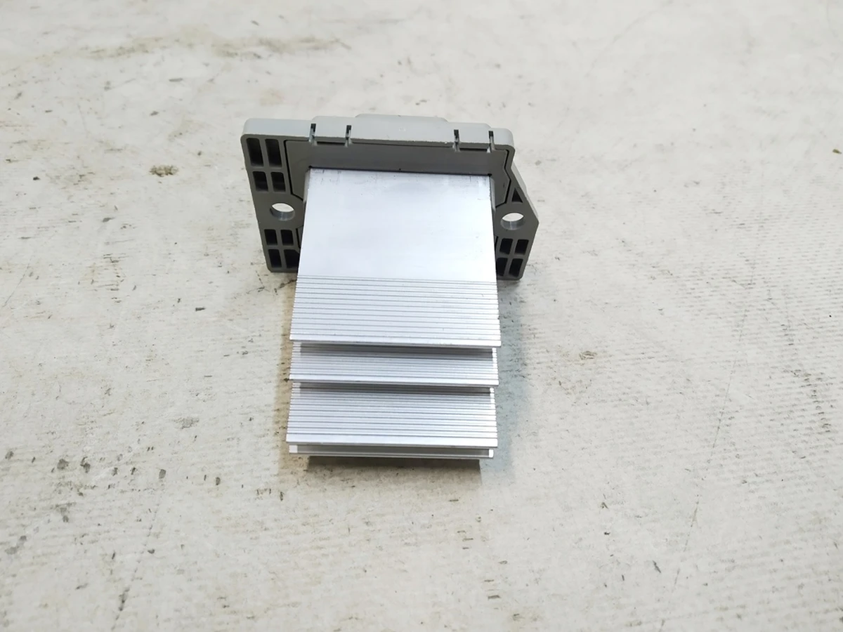 2 Контроллер вентилятора (терморегулятор) климатической установки (печки) окисление Tesla Model S REST, Model X 6008246-00-B