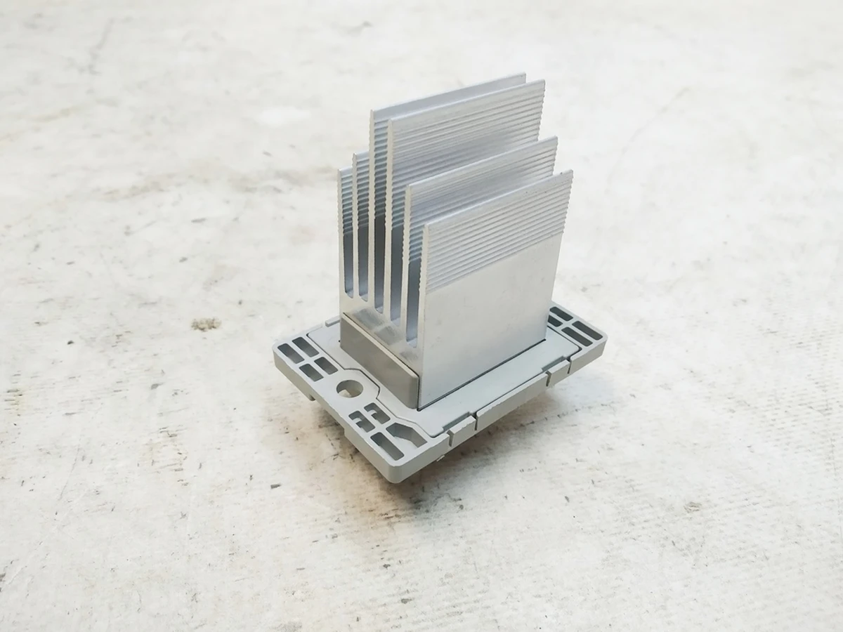 2 Контроллер вентилятора (терморегулятор) климатической установки (печки) в сбореTesla model S REST, model X 6008246-00-B