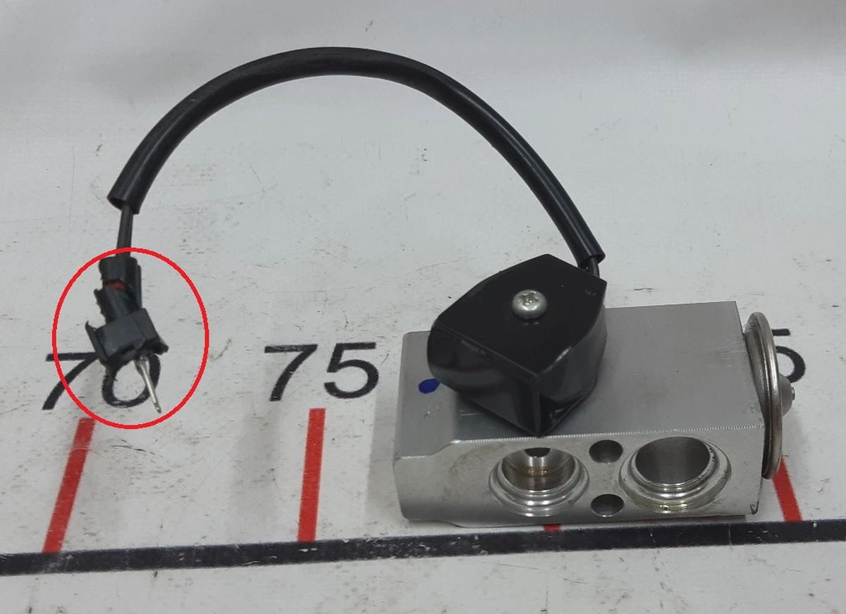 11 Air conditioning valve Evaporator with damage Tesla model X S REST 6008481-00-B