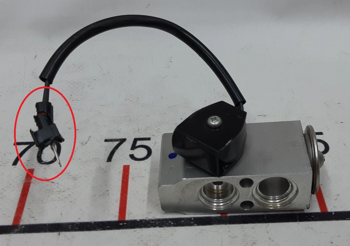 11 Air conditioning valve Evaporator with damage Tesla model X S REST 6008481-00-B