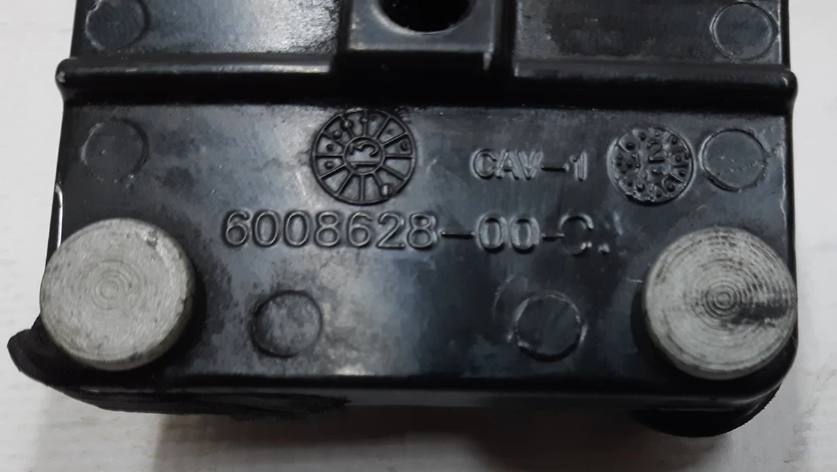 5 Кронштейн кріплення рейлінгів Tesla model S 6008628-00-D