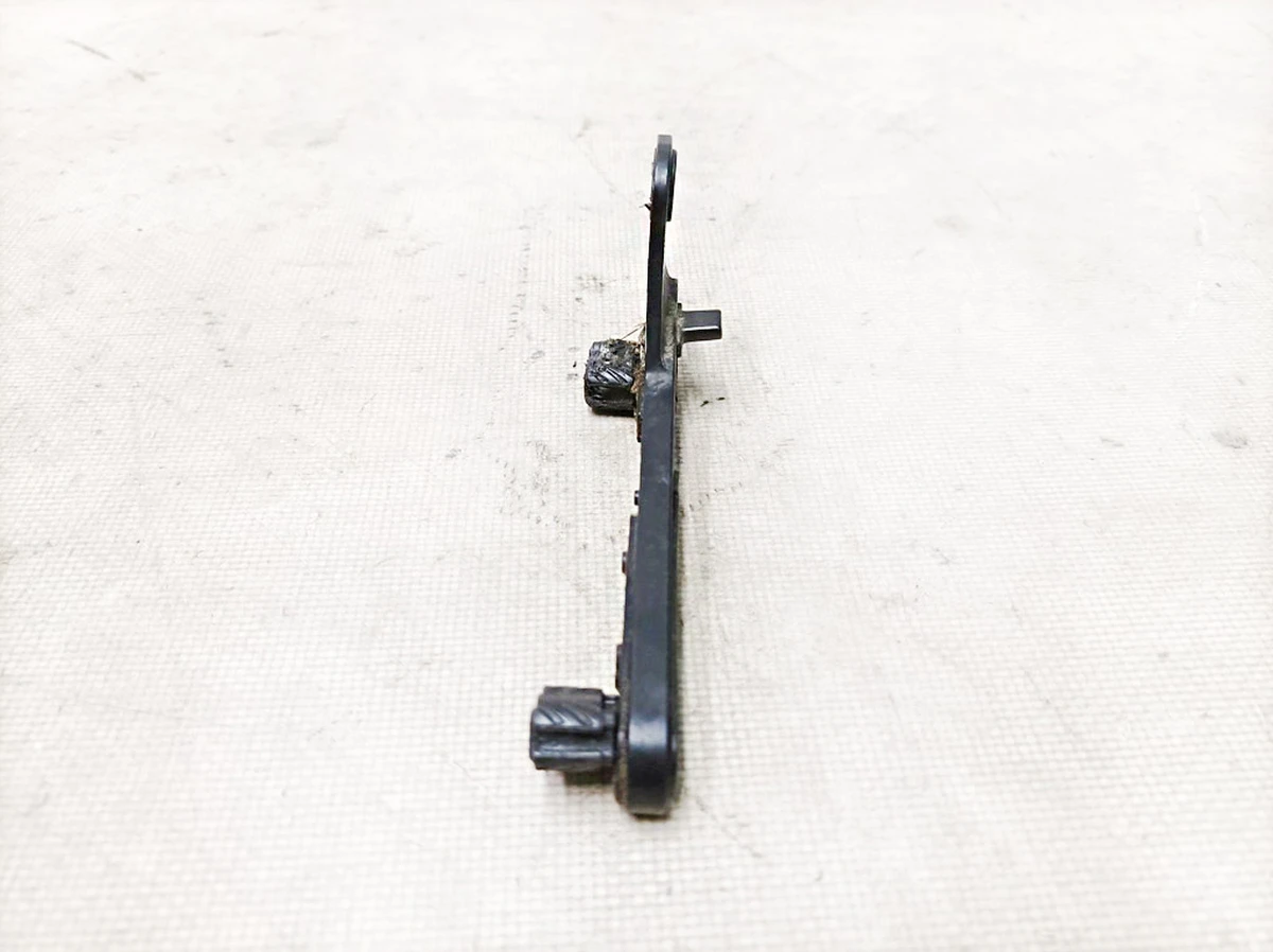 9 Кронштейн-направляюча люка передня ліва REV01 з пошкодженням Tesla model S 6008664-00-F