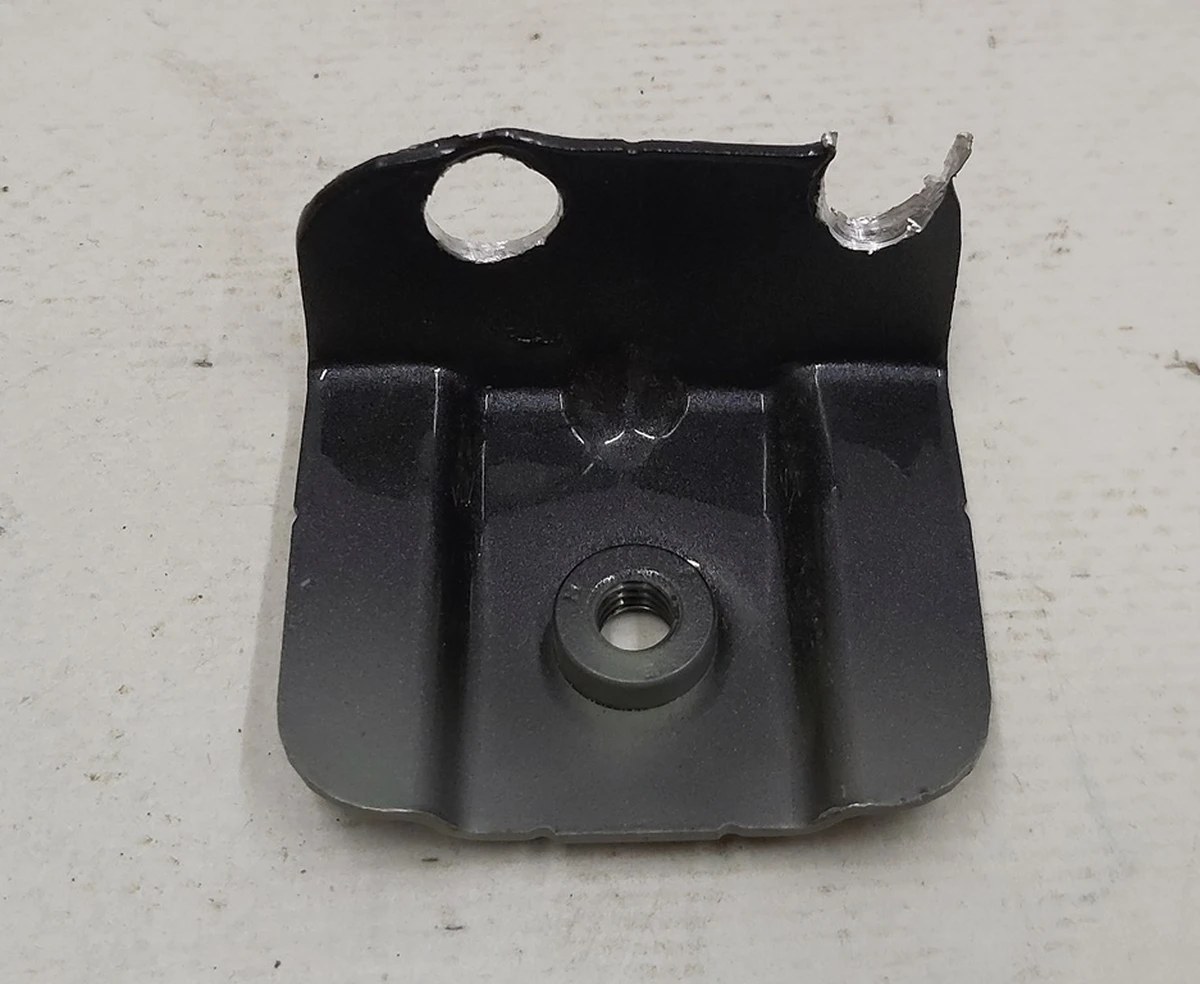 5 Кронштейн крепления крыла переднего левого/правого нижний с повреждением Tesla model S, model S REST 6008776-S0-A