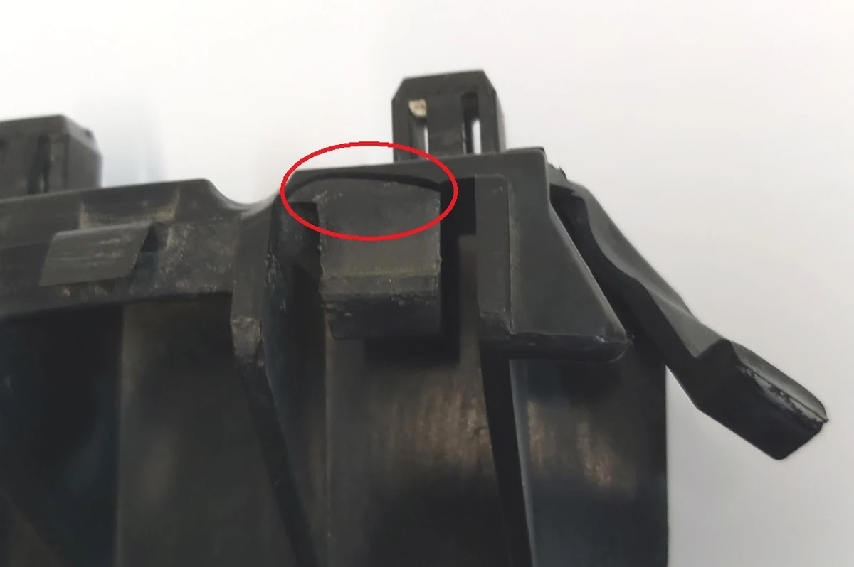 3 Front Right Fender Guide (Shell) with damage Tesla model S, model S REST 1095496-00-A