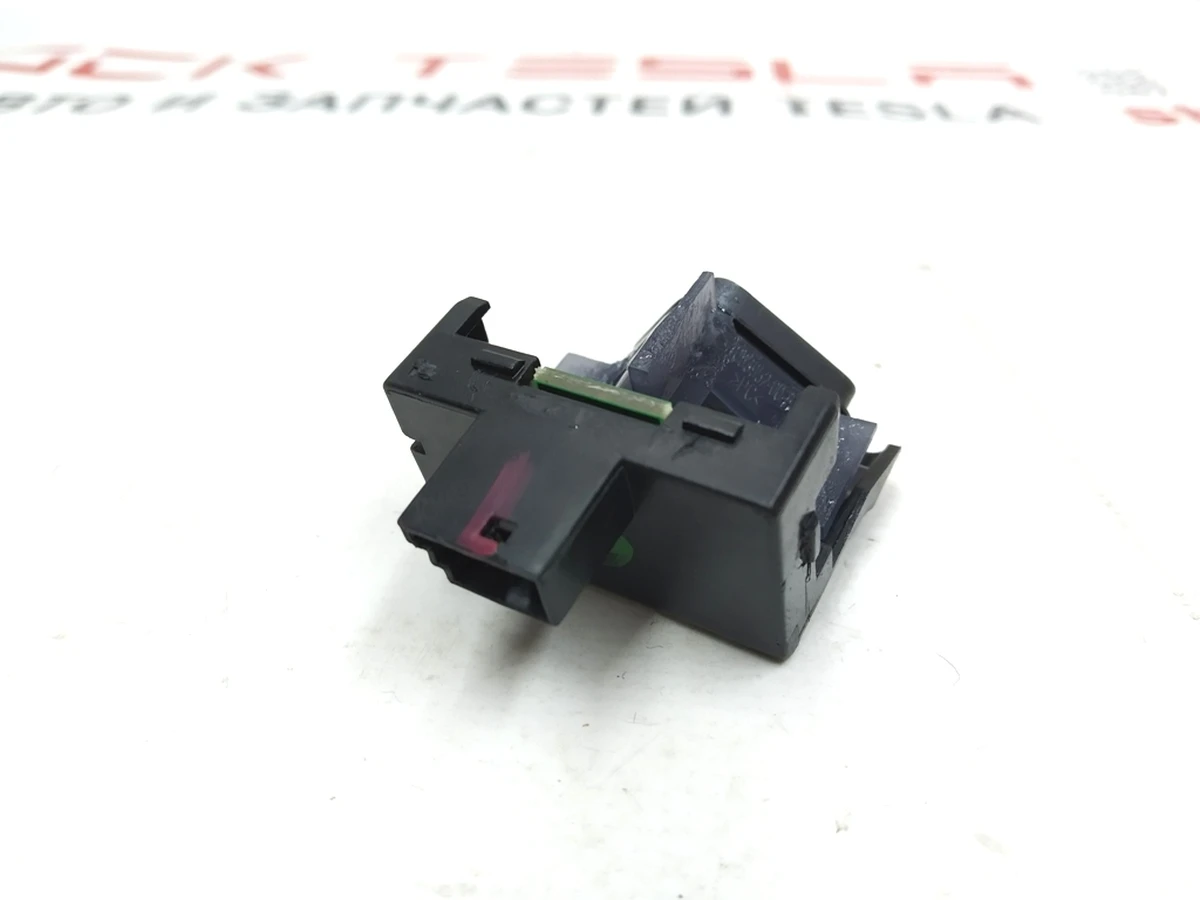 2 Кнопка аварійного сигналу у зборі Tesla model X 6008905-00-C