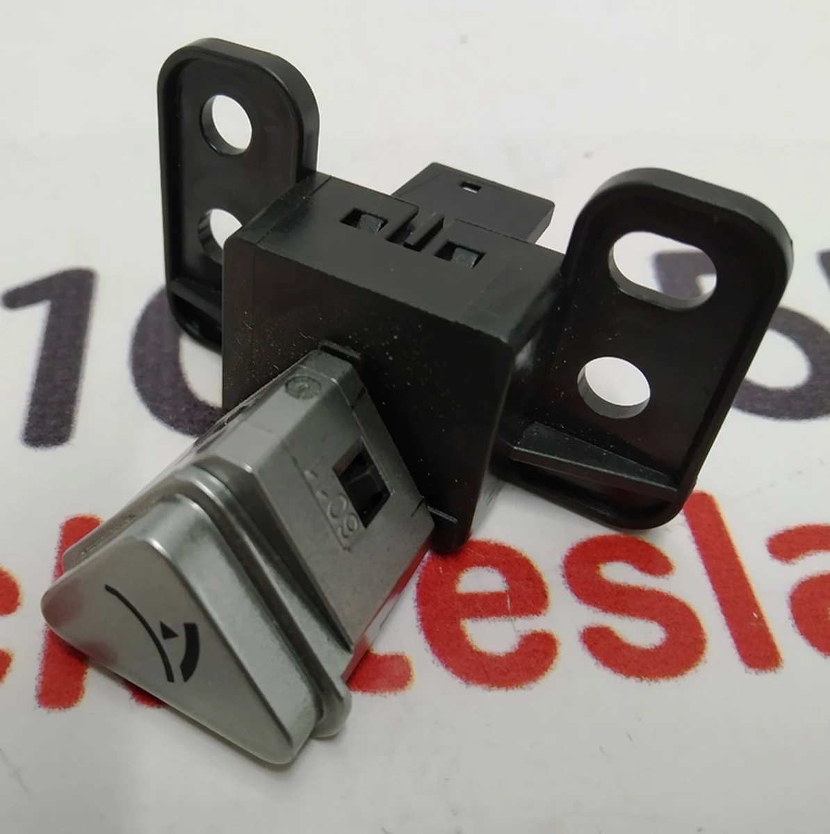 3 Кнопка відкриття бардачка Tesla Model S, Model S REST, Model X 6008906-00-C