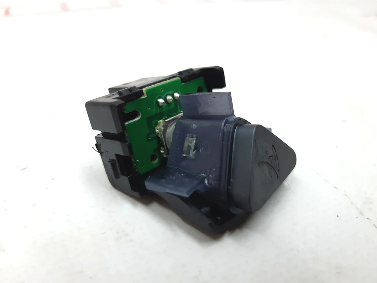 3 Кнопка відкриття бардачку у зборі Tesla model X 6008906-00-C