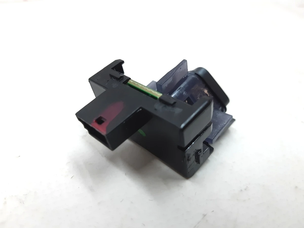 3 Кнопка відкриття бардачку у зборі Tesla model X 6008906-00-C