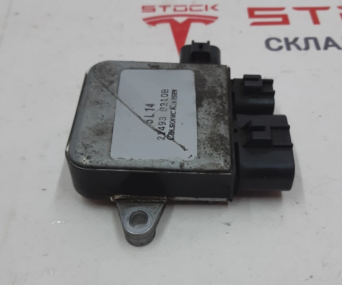 10 Air conditioning fan control unit with housing damage Tesla model S, model S REST 6008953-00-D