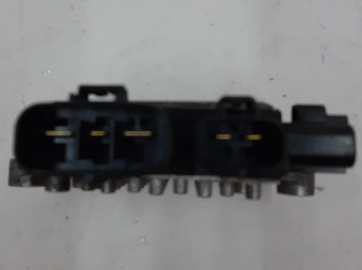 10 Air conditioning fan control unit with housing damage Tesla model S, model S REST 6008953-00-D