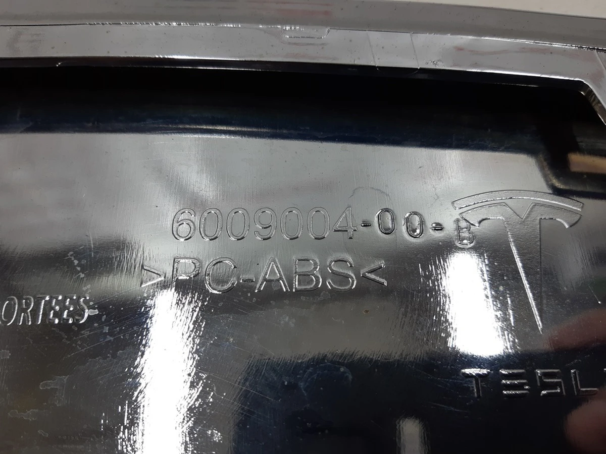 17 Накладка декоративная бампера заднего (хром) с повреждением Tesla model S 6009004-00-C