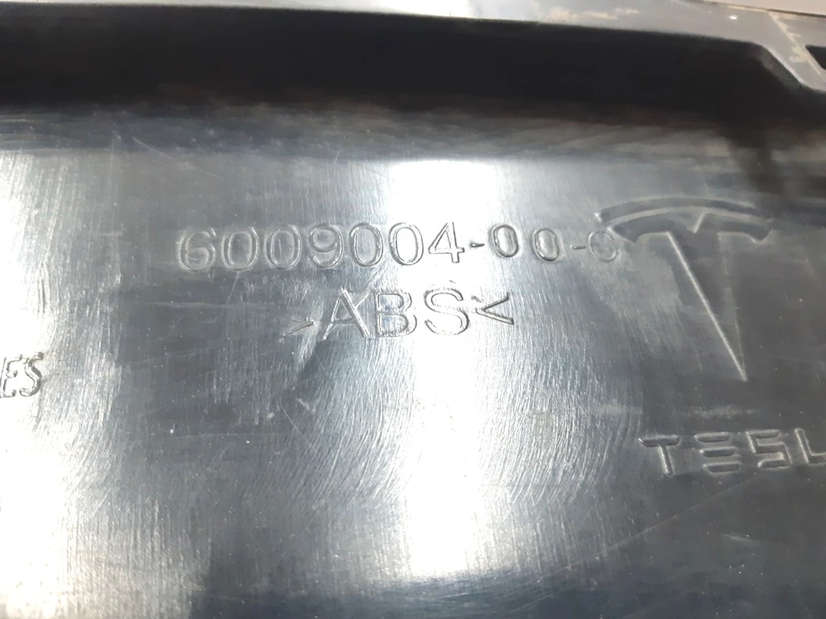 17 Накладка декоративная бампера заднего (с повреждением) Tesla model S 6009004-00-C
