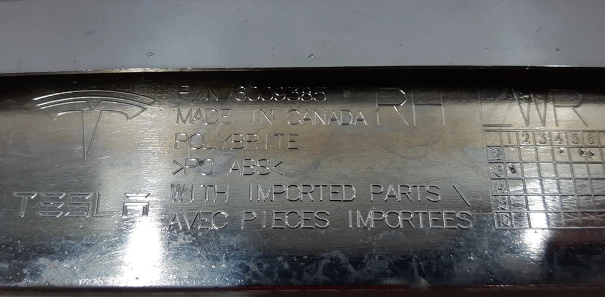 17 Накладка люверса нижня правая хром Tesla model S 6009385-00-C
