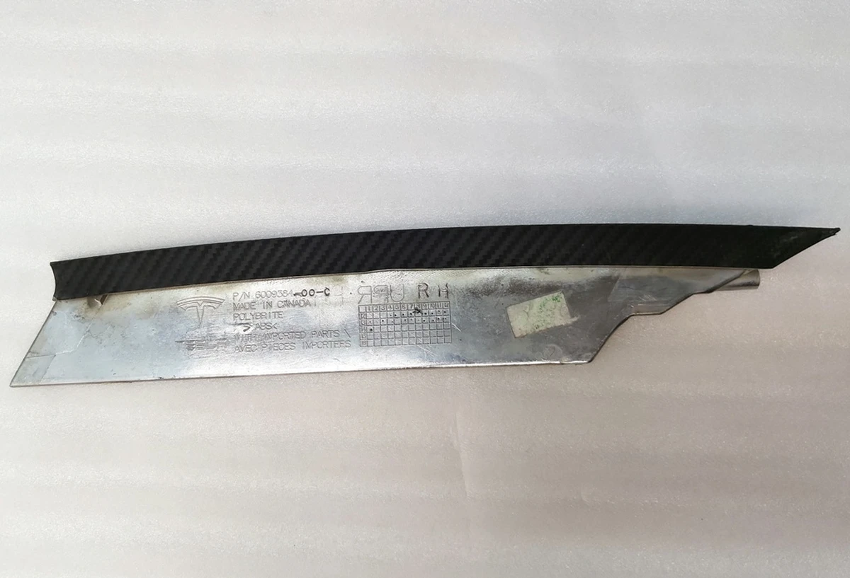 17 Накладка люверса нижняя правая хром Tesla model S 6009385-00-C