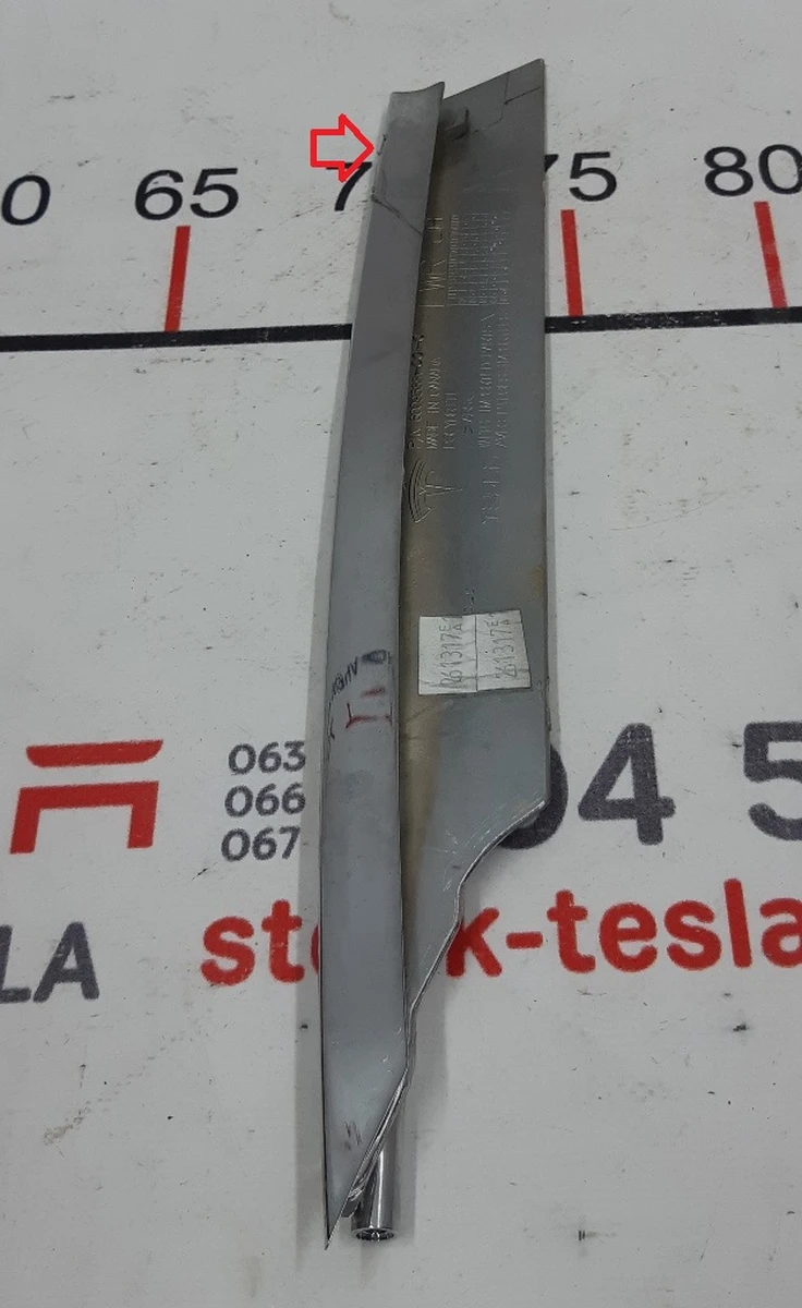 Накладка люверса нижня ліва хром з пошкодженням Tesla model S 6009388-00-C