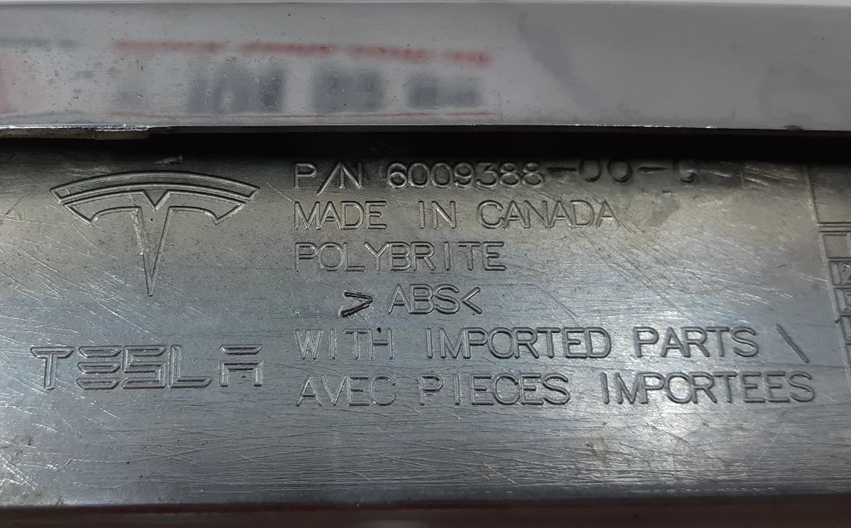 Накладка люверса нижня ліва хром з пошкодженням Tesla model S 6009388-00-C