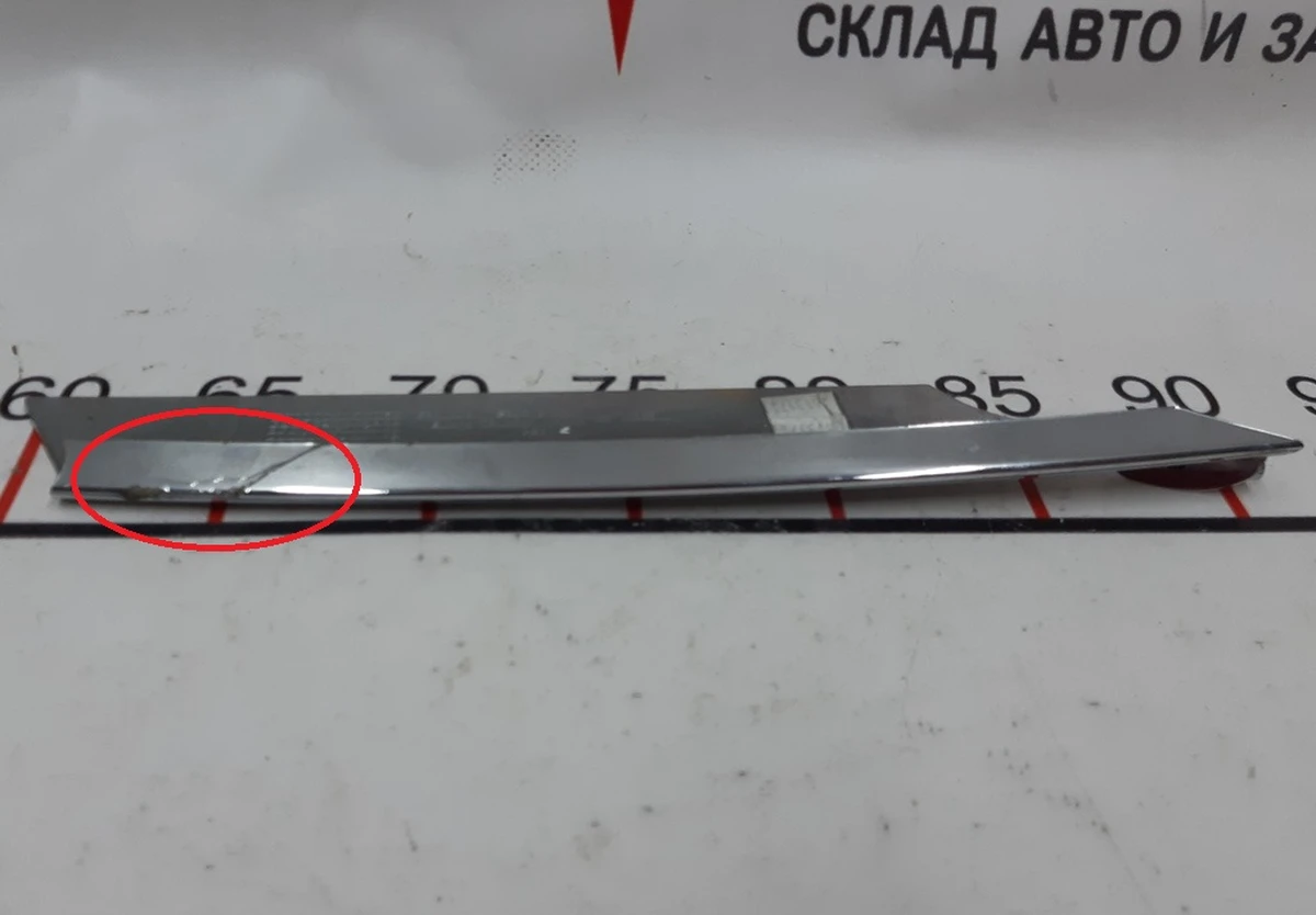 Накладка люверса нижня ліва хром з пошкодженням Tesla model S 6009388-00-C