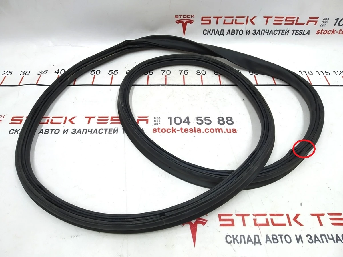 1 Ущільнювач боксу подкапотного гумовий з пошкодженням Tesla model S 6009581-00-C