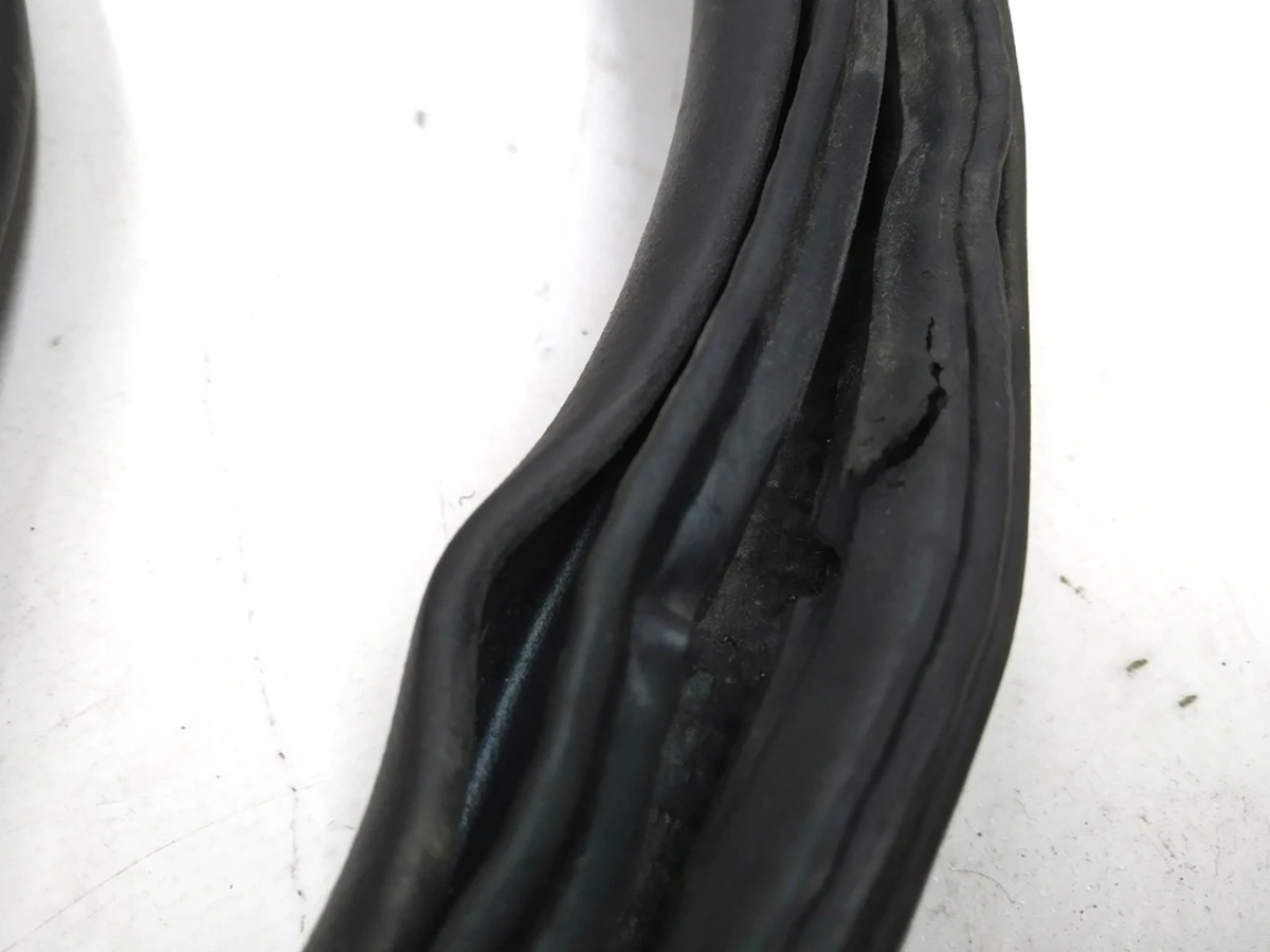 1 Ущільнювач боксу подкапотного гумовий з пошкодженням Tesla model S 6009581-00-C