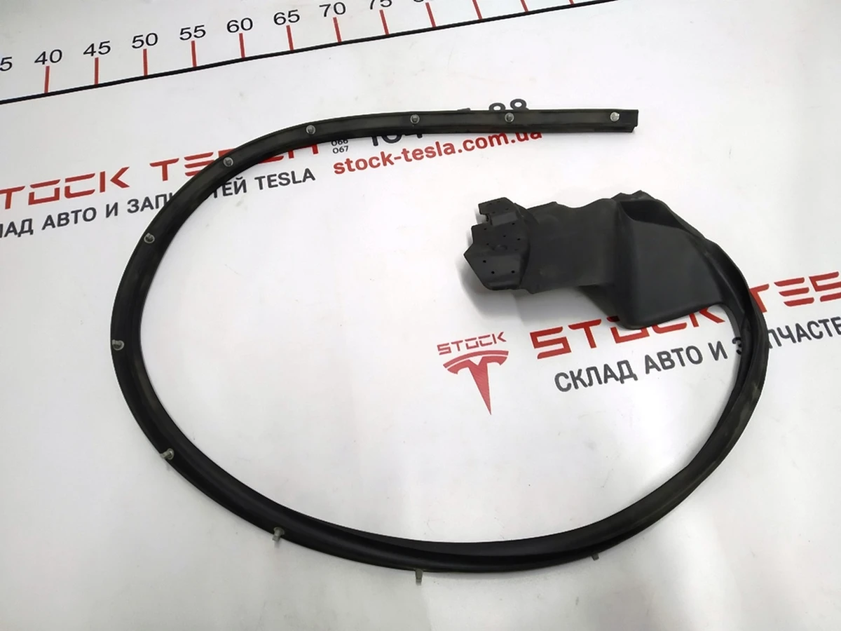7 Ущільнювач стійки С та краю дверей правий (з нижньою частиною) Tesla model S, model S REST 6009592-00-E