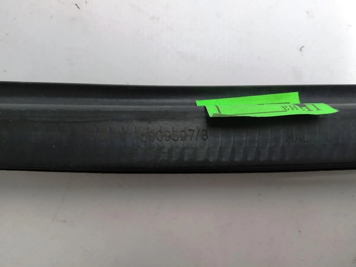 2 Уплотнитель стекла внутренний двери передней правой Tesla model S, model S REST 1038406-00-A