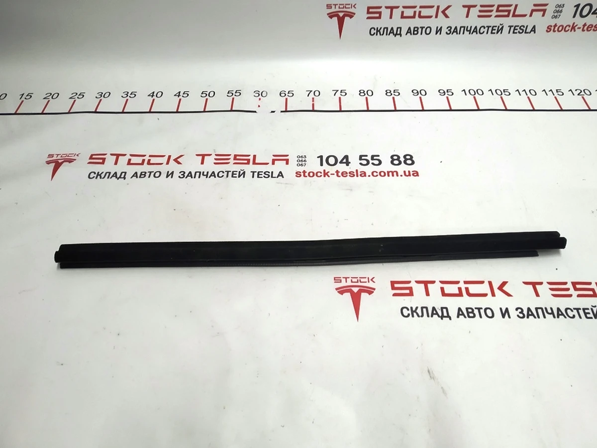 2 Уплотнитель стекла внутренний двери передней правой Tesla model S, model S REST 1038406-00-A