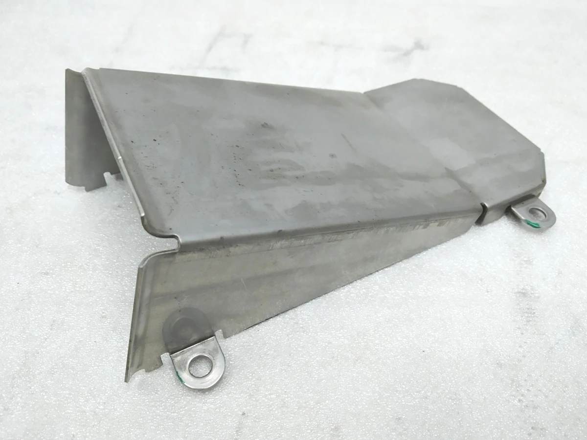 1 Кронштейн кріплення кришки вентиляції основної батареї Tesla model S 6010488-00-C