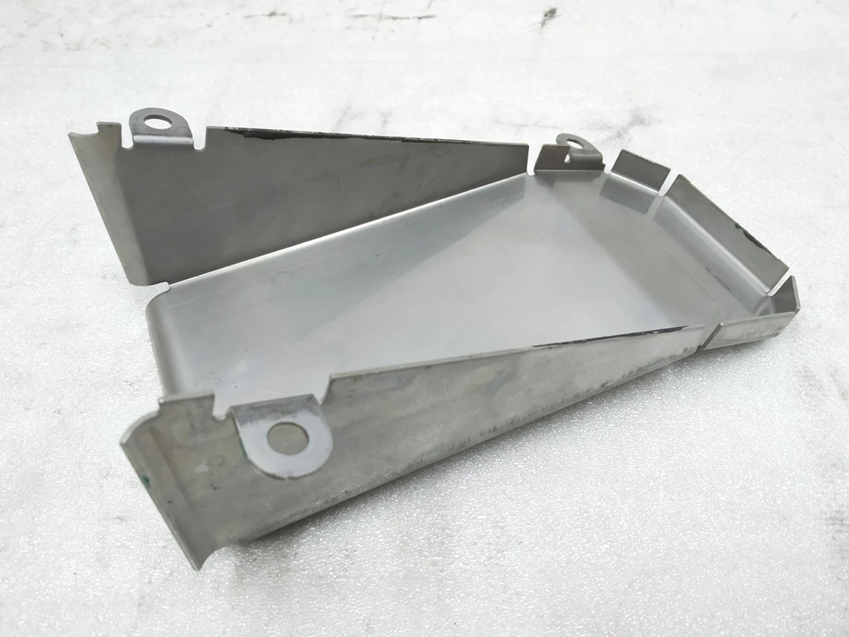 1 Кронштейн кріплення кришки вентиляції основної батареї Tesla model S 6010488-00-C