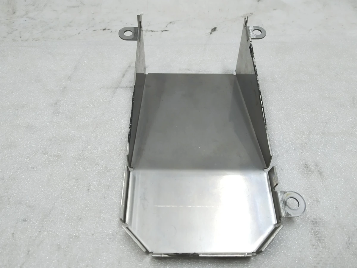 1 Кронштейн кріплення кришки вентиляції основної батареї Tesla model S 6010488-00-C