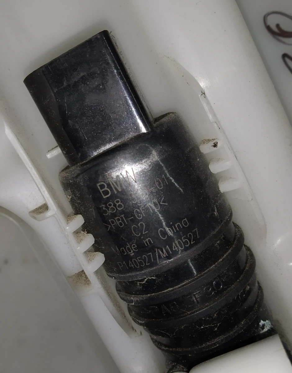 Бачок склоомивача в зборі з насосом, кришкою і датчком рівня жіткості склоомивача BMW I3 61667381592