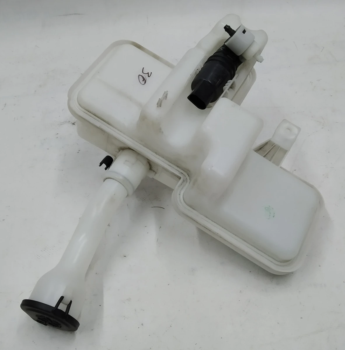 Бачок склоомивача в зборі з насосом, кришкою і датчком рівня жіткості склоомивача BMW I3 61667381592 Бачок склоомивача в зборі з насосом, кришкою і датчком рівня жіткості склоомивача BMW I3 61667381592